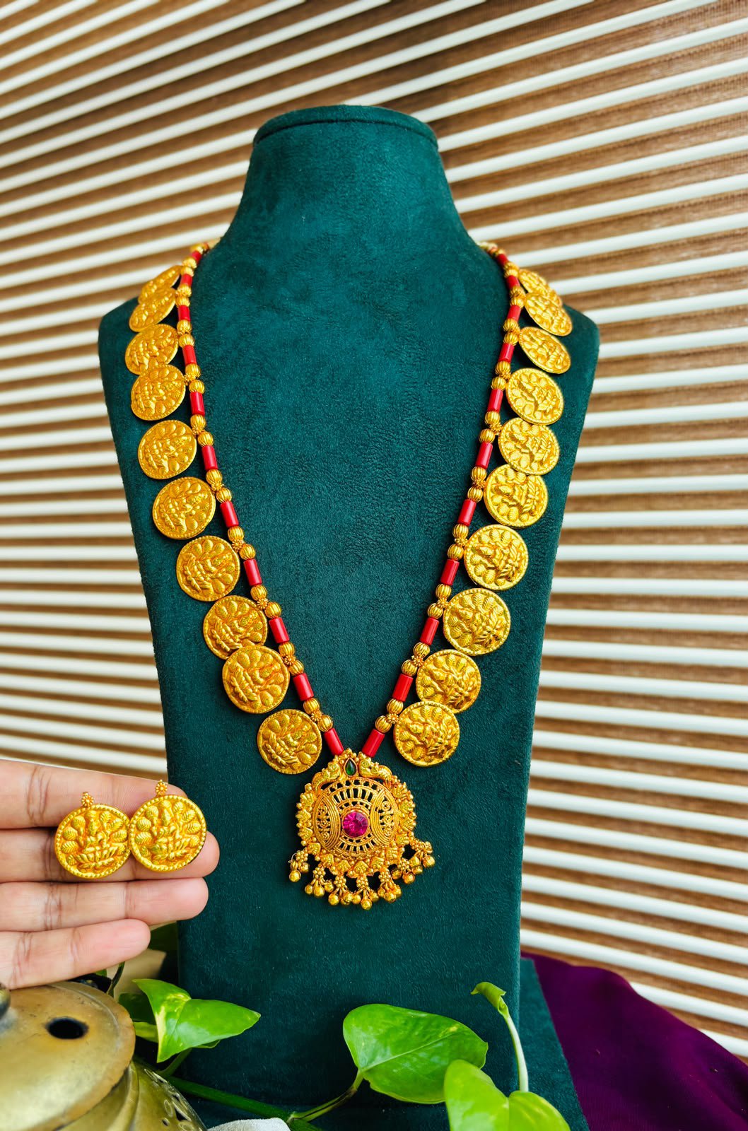 Pendant powda with earrings