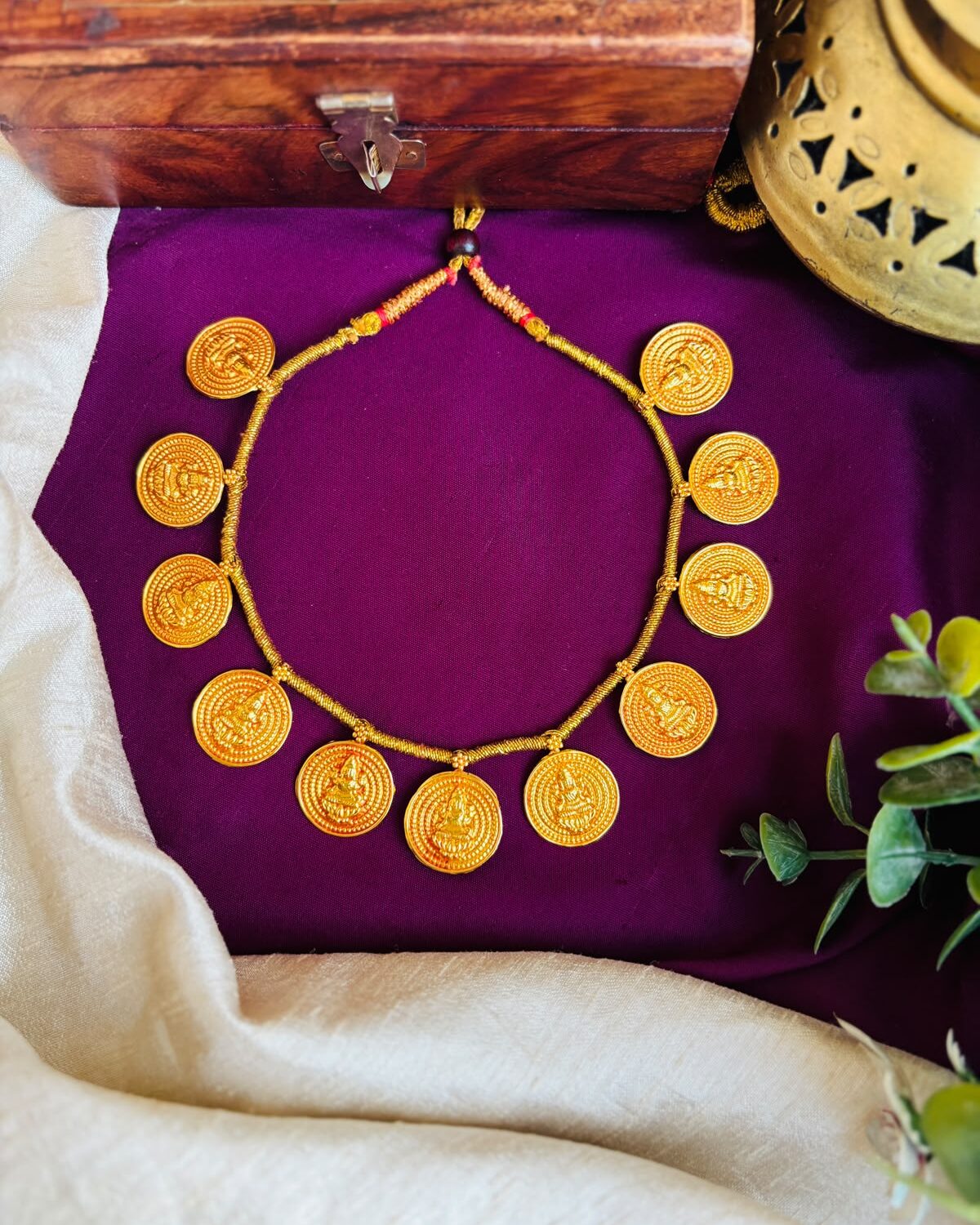 11 putali  Golden thread