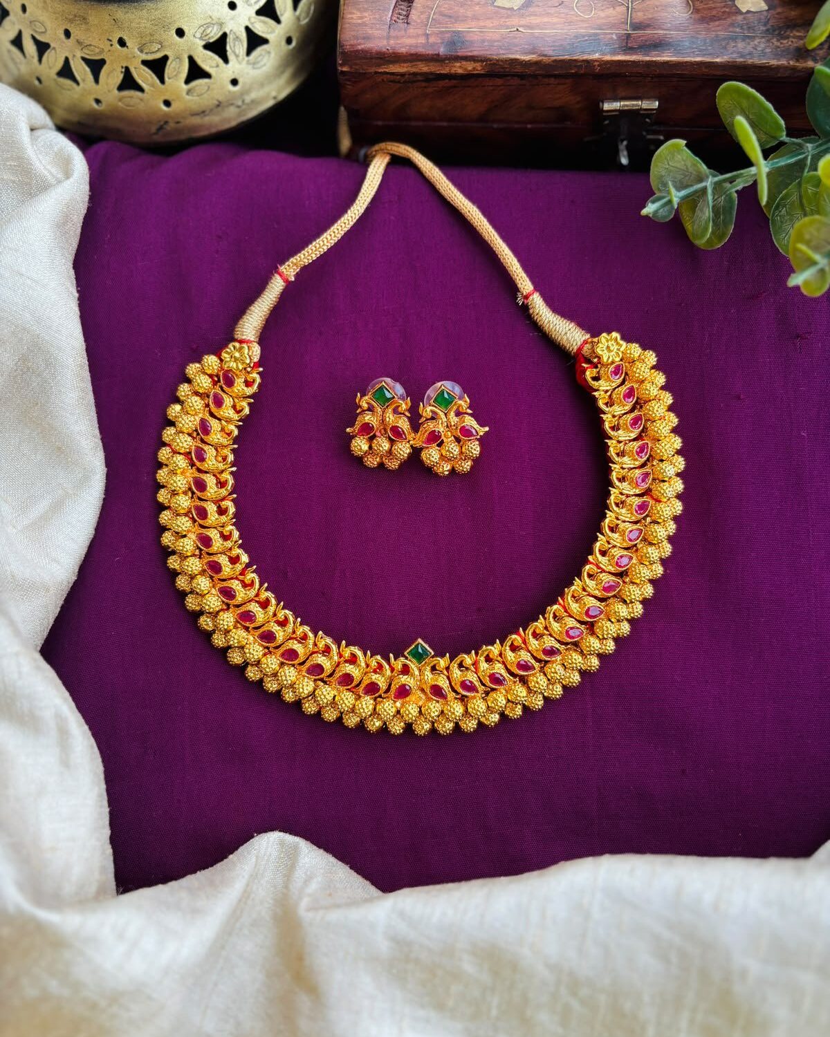 Kundan studded peacock thushi.