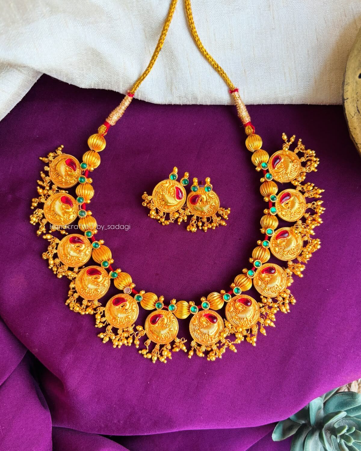 Mayur necklace comes with earrings.